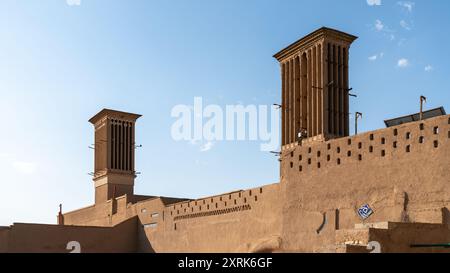 Yazd, Iran - 1er mai 2019 : deux badgirs, tours de captation du vent à Yazd. Les Badgirs sont utilisés pour refroidir les bâtiments. Ils canalisent les brises dans les maisons, fournissant natu Banque D'Images