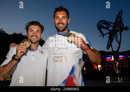 Martin Fuksa, à gauche, et Josef Dostal, de la République tchèque, posent avec leur médaille d'or devant la Maison tchèque, alors qu'ils remportent la finale de canoë simple 1000 m masculin et la finale de kayak simple 1000 m masculin aux Jeux Olympiques de Vaires-sur-Marne, Paris, France, le 10 août 2024. (CTK photo/Ondrej Deml) Banque D'Images