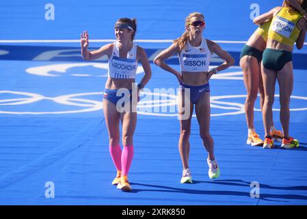 Paris, France. 11 août 2024. L-R Tereza Hrochova (CZE) et Emily Sisson (USA) ont terminé le Marathon féminin aux Jeux Olympiques de Paris, France, le 11 août 2024. Crédit : Jaroslav Svoboda/CTK photo/Alamy Live News Banque D'Images