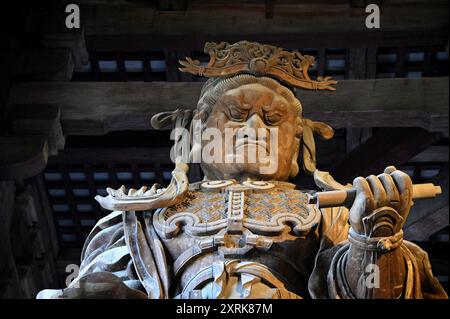 Statue du gardien bouddhiste Kōmokuten Virupaksa, l'un des quatre rois célestes à l'intérieur de la salle du Bouddha du temple Tōdai-ji à Nara, Kansai Japon. Banque D'Images