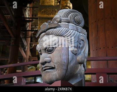 Statue de Zōchōten Roi du Sud, Seigneur de la croissance spirituelle à l'intérieur de la salle du Bouddha au temple bouddhiste Tōdai-ji à Nara, Kansai Japon. Banque D'Images