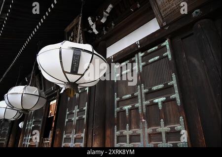 Vue panoramique des lanternes suspendues Bonbori utilisées comme votive à l'extérieur du temple Nigatsu-dō Shinto à Nara, Kansai Japon. Banque D'Images