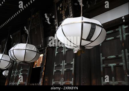 Vue panoramique des lanternes suspendues Bonbori utilisées comme votive à l'extérieur du temple Nigatsu-dō Shinto à Nara, Kansai Japon. Banque D'Images