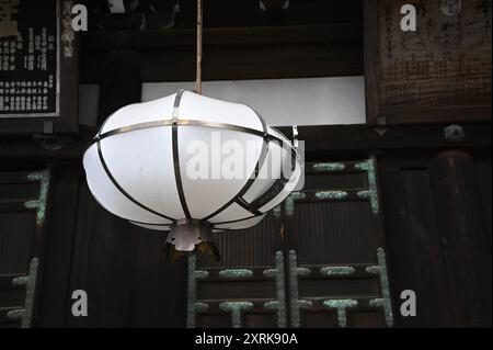 Vue panoramique des lanternes suspendues Bonbori utilisées comme votive à l'extérieur du temple Nigatsu-dō Shinto à Nara, Kansai Japon. Banque D'Images