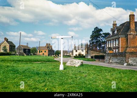 Quintain médiéval ou poteau inclinable, Offham, Kent. Angleterre, Royaume-Uni pour les chevaliers à pratiquer des coups d'épée 1956 Banque D'Images