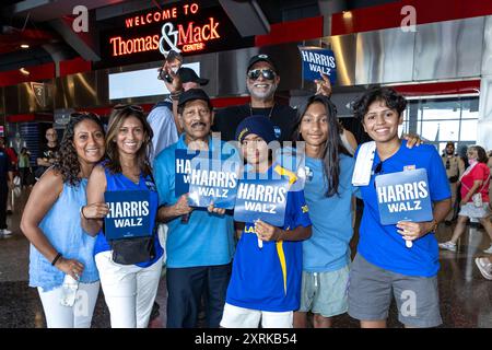 Las Vegas, États-Unis. 10 août 2024. Participe au rassemblement VP Kamala Harris et Gov Tim Walz au Unvieristy of Las Vegas Thomas & Mack Center à Las Vegas, Nevada, le 10 août 2024. (Photo de Travis P Ball/Sipa USA) crédit : Sipa USA/Alamy Live News Banque D'Images