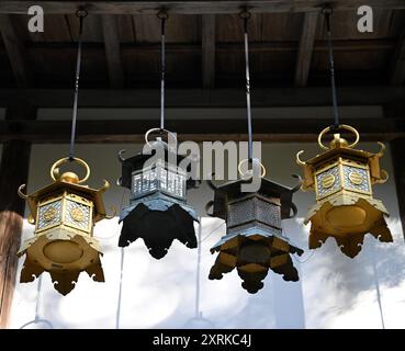 Vue panoramique des lanternes suspendues en bronze Tsuri-dōrō utilisées comme votive à l'extérieur du sanctuaire shinto Kasuga Taisha à Nara, Kansai Japon. Banque D'Images