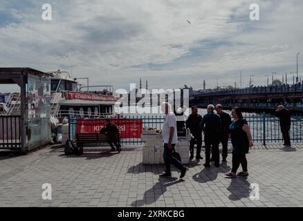 Rassemblement décontracté en bord de mer dans un cadre urbain à karakoy ıstanbul, turquie Banque D'Images