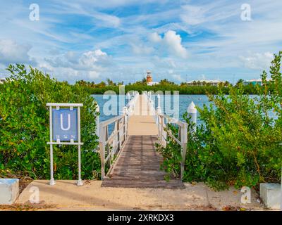 Jetée vide dans la station balnéaire de Varadero, Cuba. Manque de touristes en raison de la crise cubano-américaine. Marina sans yachts et bateaux. Centre de plongée international Gaviota Las Morlas. Port touristique sans bateaux Banque D'Images