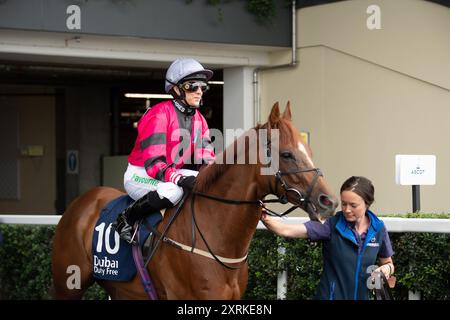 10 août 2024. MUKER monté par le jockey Hayley Turner se dirige sur le circuit pour la Dubai Duty Free Shergar Cup Dash (handicap de classe 2) à la Dubai Duty Free Shergar Cup à Ascot Racecourse dans le Berkshire. Propriétaire Peter Blyth et associé, entraîneur Nigel Tinkler, Malton, éleveur Mr Joe & June Staunton, commanditaire Alexanders York. Crédit : Maureen McLean/Alamy Banque D'Images