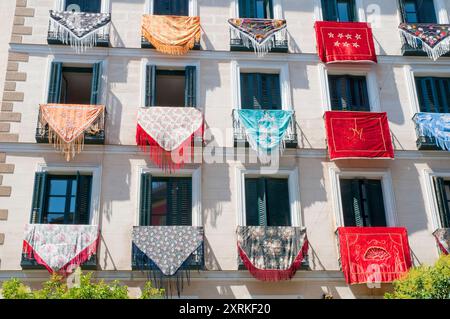 Façade de maison avec Mantones de Manila. Festival la Paloma, Madrid, Espagne. Banque D'Images