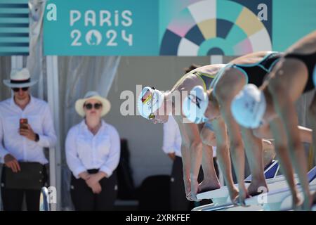 Versailles, France. 11 août 2024. Jeux Olympiques, Paris 2024, Pentathlon moderne, individuel, femmes, natation, Annika Zillekens d'Allemagne au départ. Crédit : Rolf Vennenbernd/dpa/Alamy Live News Banque D'Images