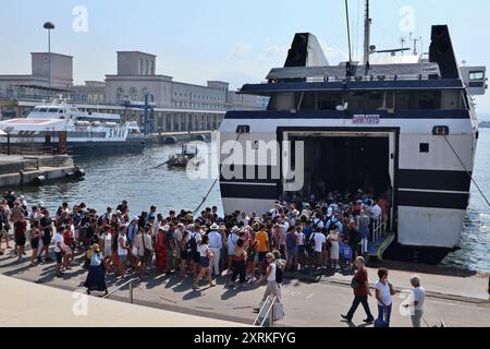 Napoli - Turisti all'imbarco del traghetto per Capri al Molo Beverello Banque D'Images