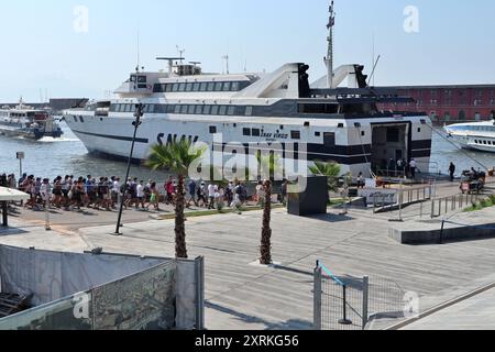 Napoli - Turisti all'imbarco per Capri al Molo Beverello Banque D'Images