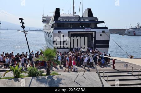 Napoli - Turisti all'imbarco per Capri dal Molo Beverello Banque D'Images