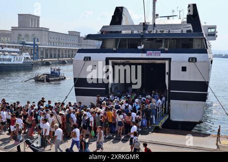 Napoli - Turisti all'imbarco sul traghetto per Capri al Molo Beverello Banque D'Images