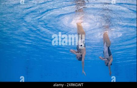 (240811) -- SAINT-DENIS, 11 août 2024 (Xinhua) -- Sofia Evangelia Malkogeorgou/Evangelia Platanioti, de Grèce, concourent lors de la routine libre en duo de natation artistique aux Jeux Olympiques de Paris 2024 à Saint-Denis, France, le 10 août 2024. (Xinhua/Xia Yifang) Banque D'Images