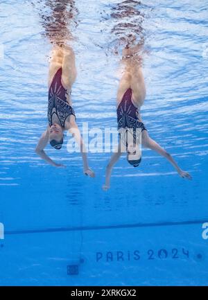 (240811) -- SAINT-DENIS, 11 août 2024 (Xinhua) -- Anastasia Bayandina/Romane Lunel, de France, concourent pendant la routine libre en duo de natation artistique aux Jeux Olympiques de Paris 2024 à Saint-Denis, France, le 10 août 2024. (Xinhua/Xia Yifang) Banque D'Images