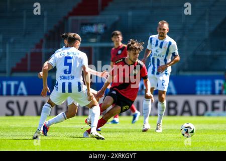 Gino Fechner (SV Wehen Wiesbaden, #06) Am Ball, dahinter Marco Schuster (FC Hansa Rostock, #05) und Adrien Lebeau (FC Hansa Rostock, #14), GER, SV Wehen Wiesbaden v. FC Hansa Rostock, Fussball, 3. Bundesliga, 2. Spieltag, Spielzeit 2024/2025, 10.08.2024. DFL LA RÉGLEMENTATION DFB INTERDIT TOUTE UTILISATION DE PHOTOGRAPHIES COMME SÉQUENCES D'IMAGES ET/OU QUASI-VIDÉO. Foto : Eibner-Pressefoto/Florian Wiegand Banque D'Images