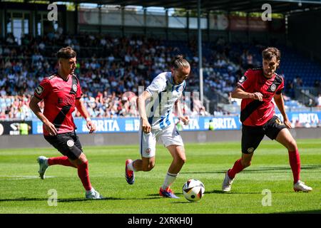 Ivan Franjic (SV Wehen Wiesbaden, #07) Adrien Lebeau (FC Hansa Rostock, #14) und Gino Fechner (SV Wehen Wiesbaden, #06) GER, SV Wehen Wiesbaden v. FC Hansa Rostock, Fussball, 3. Bundesliga, 2. Spieltag, Spielzeit 2024/2025, 10.08.2024. DFL LA RÉGLEMENTATION DFB INTERDIT TOUTE UTILISATION DE PHOTOGRAPHIES COMME SÉQUENCES D'IMAGES ET/OU QUASI-VIDÉO. Foto : Eibner-Pressefoto/Florian Wiegand Banque D'Images