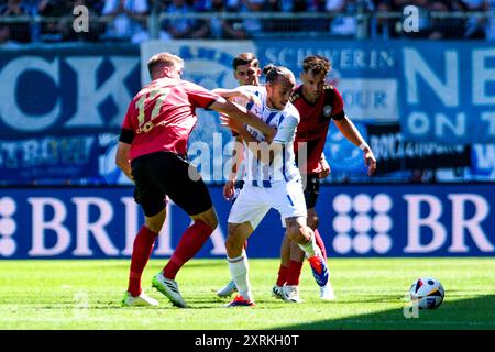 Florian Carstens (SV Wehen Wiesbaden, #17) im Zweikampf mit Adrien Lebeau (FC Hansa Rostock, #14), GER, SV Wehen Wiesbaden v. FC Hansa Rostock, Fussball, 3. Bundesliga, 2. Spieltag, Spielzeit 2024/2025, 10.08.2024. DFL LA RÉGLEMENTATION DFB INTERDIT TOUTE UTILISATION DE PHOTOGRAPHIES COMME SÉQUENCES D'IMAGES ET/OU QUASI-VIDÉO. Foto : Eibner-Pressefoto/Florian Wiegand Banque D'Images