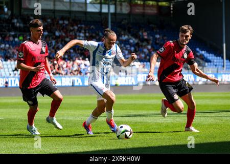 Ivan Franjic (SV Wehen Wiesbaden, #07) Adrien Lebeau (FC Hansa Rostock, #14) und Gino Fechner (SV Wehen Wiesbaden, #06), GER, SV Wehen Wiesbaden v. FC Hansa Rostock, Fussball, 3. Bundesliga, 2. Spieltag, Spielzeit 2024/2025, 10.08.2024. DFL LA RÉGLEMENTATION DFB INTERDIT TOUTE UTILISATION DE PHOTOGRAPHIES COMME SÉQUENCES D'IMAGES ET/OU QUASI-VIDÉO. Foto : Eibner-Pressefoto/Florian Wiegand Banque D'Images