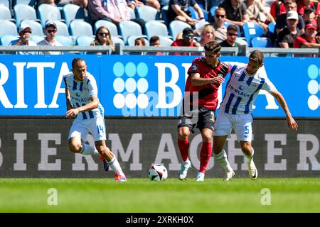 Ivan Franjic (SV Wehen Wiesbaden, #07) im Zweikampf mit Marco Schuster (FC Hansa Rostock, #05), davor Adrien Lebeau (FC Hansa Rostock, #14), GER, SV Wehen Wiesbaden v. FC Hansa Rostock, Fussball, 3. Bundesliga, 2. Spieltag, Spielzeit 2024/2025, 10.08.2024. DFL LA RÉGLEMENTATION DFB INTERDIT TOUTE UTILISATION DE PHOTOGRAPHIES COMME SÉQUENCES D'IMAGES ET/OU QUASI-VIDÉO. Foto : Eibner-Pressefoto/Florian Wiegand Banque D'Images