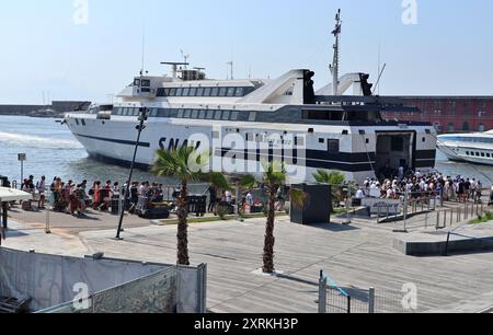 Napoli - Turisti all'imbarco sul treghetto per Capri dal Molo Beverello Banque D'Images