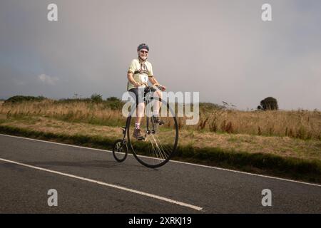 Beachy Head, East Sussex, Royaume-Uni. 11 août 2024. Les concurrents participent aux Championnats du monde de montée en montagne Penny Farthing à Beachy Head. Course du Grand Hotel d'Eastbourne à Beachy Head une montée de 160 mètres jusqu'au sommet des falaises emblématiques. Les vélos Edwardian sans chaîne ont fait un retour avec des pilotes venant à travers le monde pour courir leurs vélos dans les championnats Hill Climb - à la fois des machines vintage en fonte et des répliques légères. Beachy Head, Eastbourne, East Sussex, Grande-Bretagne. Crédit : Reppans/Alamy Live News Banque D'Images