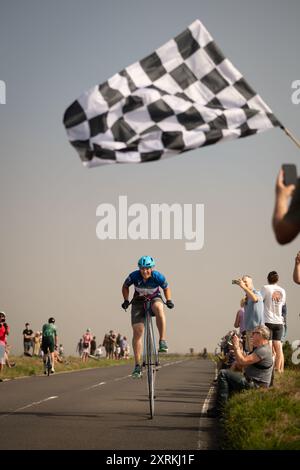 Beachy Head, East Sussex, Royaume-Uni. 11 août 2024. Les concurrents participent aux Championnats du monde de montée en montagne Penny Farthing à Beachy Head. Course du Grand Hotel d'Eastbourne à Beachy Head une montée de 160 mètres jusqu'au sommet des falaises emblématiques. Les vélos Edwardian sans chaîne ont fait un retour avec des pilotes venant à travers le monde pour courir leurs vélos dans les championnats Hill Climb - à la fois des machines vintage en fonte et des répliques légères. Beachy Head, Eastbourne, East Sussex, Grande-Bretagne. Crédit : Reppans/Alamy Live News Banque D'Images