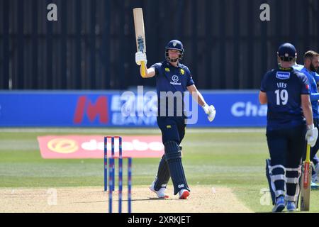 Canterbury, Angleterre. 11 août 2024. Ben McKinney de Durham et Angleterre U19 célèbre avoir atteint un demi-siècle lors de la rencontre de la Metro Bank One Day Cup entre Kent Spitfires et Durham au Spitfire Ground, St Lawrence à Canterbury. Kyle Andrews/Alamy Live News. Banque D'Images