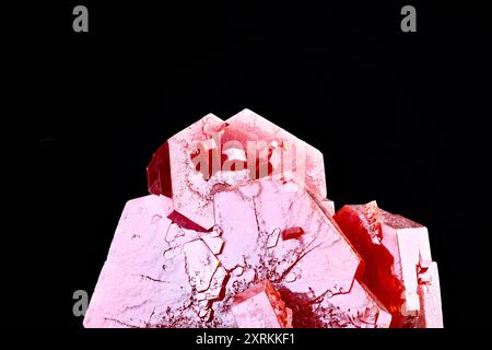 Vanadinite rouge isolée, spécimen de Mibladen, Maroc. photographie isolée sur fond noir. macro détail gros plan cristal minéral non poli s Banque D'Images