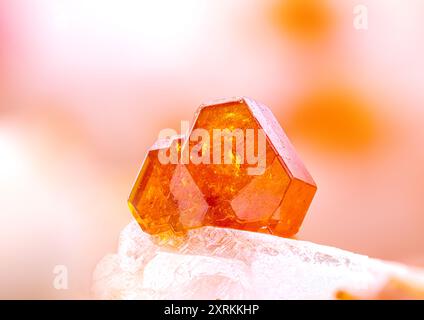 Vanadinite orange sur baryte blanche. Spécimen de Mibladen, Maroc. fond de texture de détail de photographie macro. gros plan cristal minéral non poli s Banque D'Images