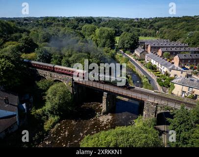 Bury, Greater Manchester, Royaume-Uni, dimanche 11 août 2024. Une journée ensoleillée glorieuse alors que la machine à vapeur de la ville de Wells transporte des passagers sur le viaduc de Summerseat au-dessus de la rivière Irwell dans le village de Summerseat, Bury, dans le cadre de l'East Lancashire Railway. Crédit : Paul Heyes/Alamy News Live Banque D'Images