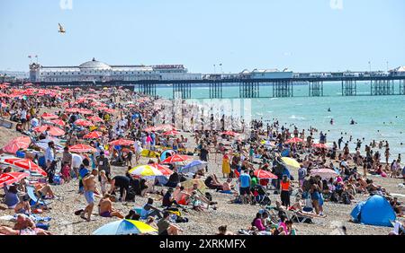 Brighton UK 11 août 2024 - les foules apprécient le temps chaud et ensoleillé sur la plage de Brighton alors que les températures devraient atteindre 30 degrés dans certaines parties du Royaume-Uni : crédit Simon Dack / Alamy Live News Banque D'Images