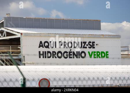Bâtiment industriel avec un panneau affirmant qu'il produit de l'hydrogène vert en espagnol Banque D'Images