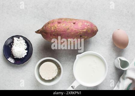 Vue aérienne des ingrédients pour la préparation de crème brûlée de patate douce, processus de préparation de crème brûlée de patate douce Banque D'Images