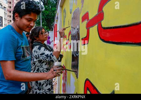 Des élèves peignent un nouveau graffiti sur un mur de rue à Dhaka, au Bangladesh. 10 août 2024. Dans un discours à la nation, le chef d'état-major de l'armée, le général Waker-UZ-Zaman, a annoncé le 5 août 2024 la démission du premier ministre Sheikh Hasina après des semaines de troubles. Photo de Suvra Kanti Das/ABACAPRESS. COM Credit : Abaca Press/Alamy Live News Banque D'Images