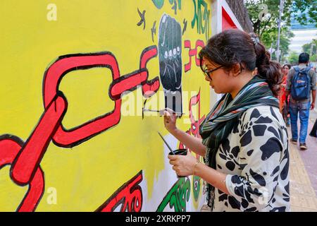 Des élèves peignent un nouveau graffiti sur un mur de rue à Dhaka, au Bangladesh. 10 août 2024. Dans un discours à la nation, le chef d'état-major de l'armée, le général Waker-UZ-Zaman, a annoncé le 5 août 2024 la démission du premier ministre Sheikh Hasina après des semaines de troubles. Photo de Suvra Kanti Das/ABACAPRESS. COM Credit : Abaca Press/Alamy Live News Banque D'Images