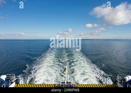 Les sentiers de vagues d'eau behing ferry sur la surface de l'océan dans une belle journée ensoleillée Banque D'Images