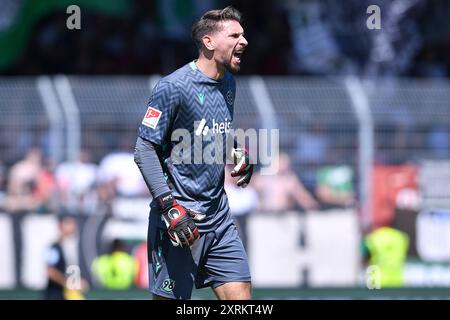 Fussball 2. Bundesliga 2. Spieltag SC Preussen Muenster - Hannover 96 AM 11.08.2024 im Preussenstadion in Muenster Ron-Robert Zieler ( Hannover ) les règlements du LDF interdisent toute utilisation de photographies comme séquences d'images et/ou quasi-vidéo. Foto : Revierfoto Banque D'Images