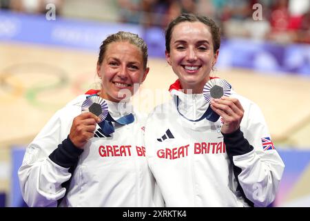 Photo du dossier datée du 09-08-2024 du Britannique Neah Evans (à gauche) et Elinor Barker célèbrent avec leurs médailles d'argent la finale féminine Madison au Vélodrome national de Saint-Quentin-en-Yvelines, le quatorzième jour des Jeux Olympiques de Paris 2024 en France. Date d'émission : dimanche 11 août 2024. Banque D'Images