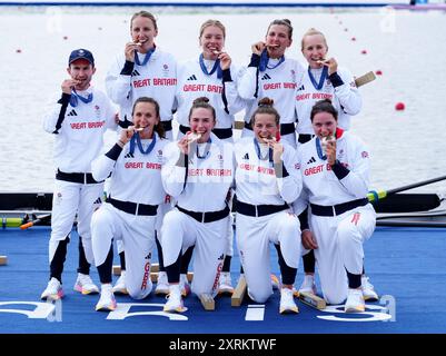 Photo du dossier datée du 03/08/24 de Heidi long, Rowan McKellar, Holly Dunford, Emily Ford, Lauren Irwin, Eve Stewart, Harriet Taylor, Annie Campbell-Orde et Cox Henry Fieldman avec leurs médailles de bronze remportées dans la finale des huit femmes. Date d'émission : dimanche 11 août 2024. Banque D'Images