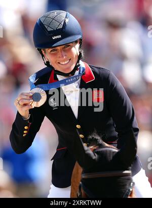 Photo du dossier datée du 29/07/24 du dossier photo datée du 29-07-2024 de Laura Collett de Grande-Bretagne avec sa médaille de bronze à la suite de la finale de saut individuel Eventing. Date d'émission : dimanche 11 août 2024. Banque D'Images