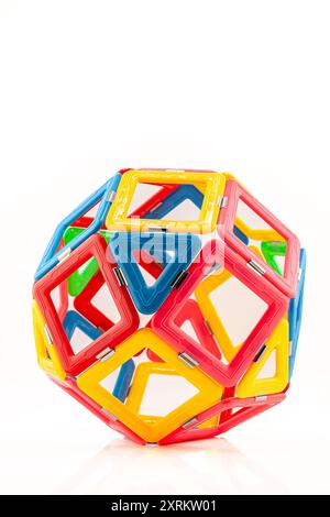 Modèle tridimensionnel d'une sphère de carrés et de triangles modulaires colorés. Banque D'Images