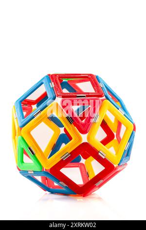 Modèle tridimensionnel d'une sphère de carrés et de triangles modulaires colorés. Banque D'Images