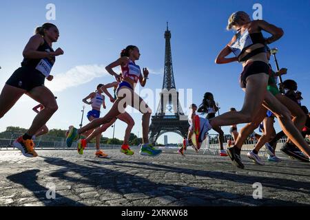 Paris, France. 11 août 2024. Les compétitrices passent devant la Tour Eiffel lors du marathon féminin des Jeux Olympiques d'été de Paris 2024 à Paris, France, le dimanche 11 août 2024. Photo de Paul Hanna/UPI crédit : UPI/Alamy Live News Banque D'Images