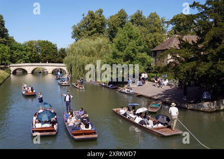 Les gens apprécient les visites punt le long de la rivière Cam à Cambridge. Date de la photo : dimanche 11 août 2024. Banque D'Images