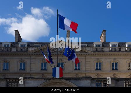 Paris, France 08.08.2024 drapeaux français et européens suspendus à l'extérieur du siège du Fonds de dépôts et de consignation Banque D'Images