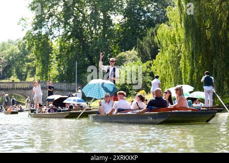 Les gens apprécient les visites punt le long de la rivière Cam à Cambridge. Date de la photo : dimanche 11 août 2024. Banque D'Images